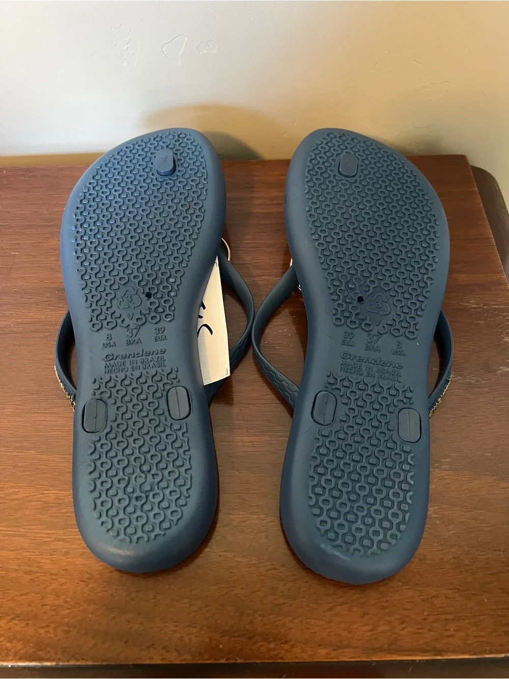 Women's Ipanema Navy Flip Flops with Wave Gold Heart Accent Size 8 - Picture 3 of 3